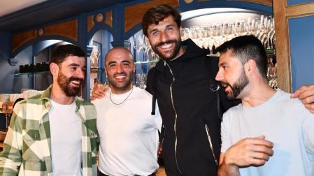 El exfutbolista Fernando Llorente, en el centro, acompañó a los impulsores del nuevo restaurante en la inauguración