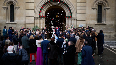 Unos recién casados salen por la puerta de la iglesia de San Lorenzo