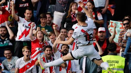 El centrocampista del Rayo Jorge de Frutos celebra tras anotar el primer gol del equipo contra el Real Betis
