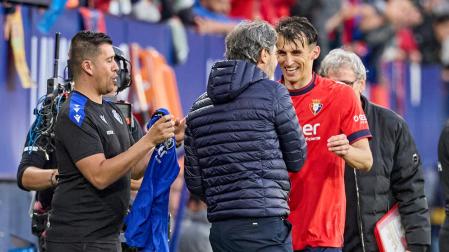 Saludo entre Budimir y Vicente Moreno tras el cambio del jugador croata