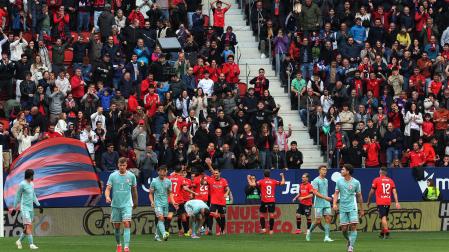 Los jugadores de Osasuna celebran con la afición uno de los goles marcados contra el Atlético de Madrid