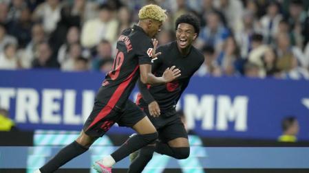 Lamine Yamal y Balde celebran el primer gol del Barça