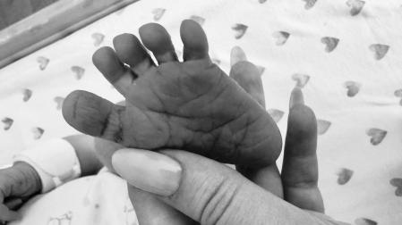 Fotografía publicada en la cuenta de la red social X de la hija pequeña del mandatario estadounidense, Donald Trump @TiffanyATrump, donde aparece su mano tomando un pie de su bebé