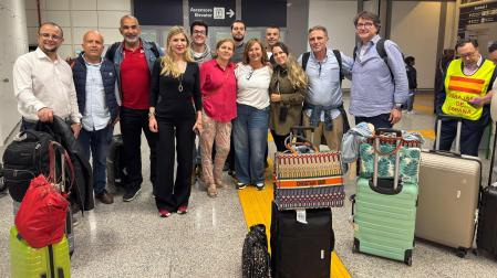 Grupo de espaloles evacuados de Trípoli por los enfrentamientos armados entre milicias, a su llegada hoy jueves al aeropuerto Fiumicino de Roma