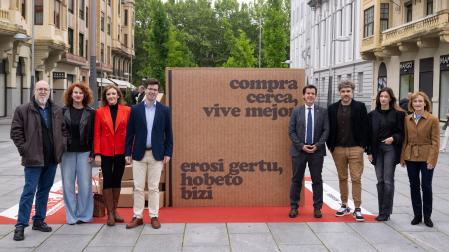 El consejero Mikel Irujo; y el director general de Comercio y Consumo, Pablo Ezcurra flanquean la instalación de la campaña en apoyo al comercio local navarro