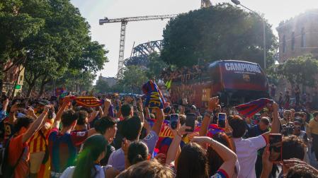 El Barcelona celebra este viernes la consecución del triplete nacional (Supercopa de España, Copa del Rey y LaLiga conquistada ayer) con unas rúas por las calles de la capital catalana