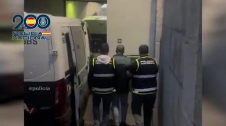 Agentes de la Policía Nacional trasladan al detenido