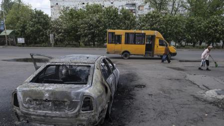 Un hombre muerto en el interior de un coche alcanzado por un bombardeo ruso en Donetsk