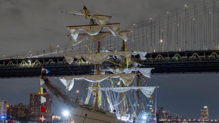 El buque escuela mexicano Cuauhtémoc, junto al puente de Brooklyn este sábado