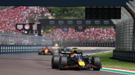 Max Verstappen liderando el GP de Italia en Imola