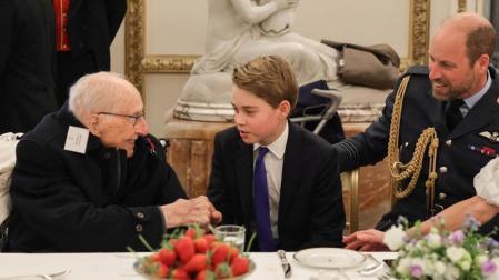 El príncipe George y su padre el príncipe Guillermo hablan con un veterano de la Segunda Guerra Mundial en los actos por el 80 aniversario del Día de la Victoria
