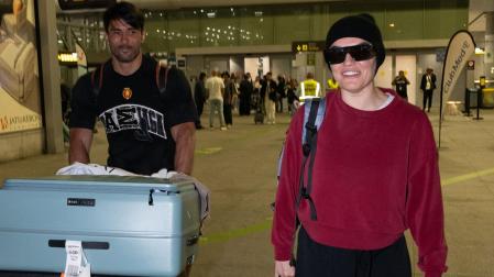 Melody acompañada por su pareja, Ignacio Batallán, llega al aeropuerto de Málaga procedente de Basilea después de participar en Eurovisión representando a España