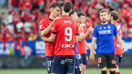 Budimir habla con Raúl al final del partido contra el Espanyol, donde se aprecia el nuevo patrocinador en el pantalón.