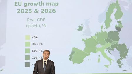 El comisario de Economía de la UE, Valdis Domvrovskis, ayer durante la presentación de las previsiones de primavera