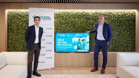 Raúl Santos, responsable del departamento de Marketing y Javier Martínez, del departamento de Acción Social presentando la Beca Sobresaliente de Caja Rural de Navarra