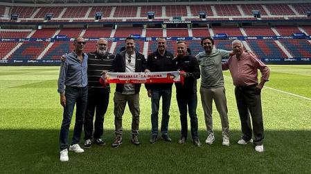 La directiva del Chiclana posó sobre el césped de El Sadar con la bufanda conmemorativa del partido de Copa del Rey disputado entre gaditanos y navarros