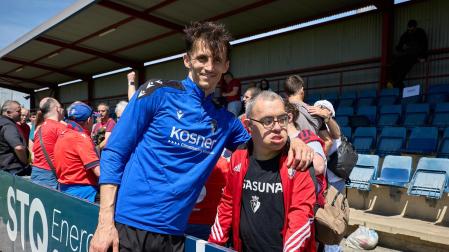 Unos 700 seguidores pertenecientes a las 55 asociaciones de la Grada Social del C.A. Osasuna apoyaron este miércoles, 21 de mayo, al primer equipo durante el entrenamiento en Tajonar /