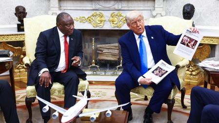 El presidente norteamericano Donald Trump (dcha.) muestra a su homólogo sudafricano Cyril Ramaphosa, imágenes de la presunta persecución a blancos /