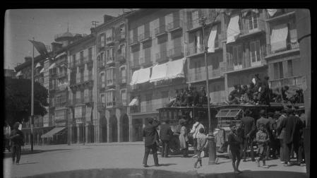 Dos autobuses en la plaza del Castillo de Pamplona cargan pasajeros y equipajes. Obsérvese la escalera para facilitar el acceso a la parte superior en el autobús de la derecha