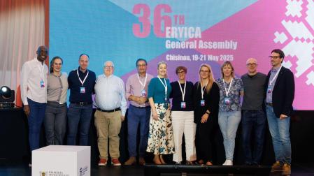 El subdirector de Juventud, Carlos Amatriain (dcha) junto al resto de miembros de la junta directiva de la Agencia Europea de Información y Asesoramiento Juvenil