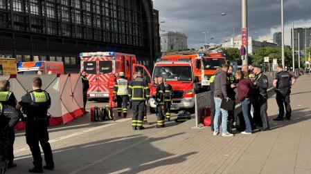 Efectivos sanitarios y de policía, en las inmediaciones de la estación