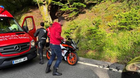 Imagen de la moto y el coche implicados en el accidente en Bazta