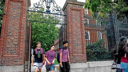 Estudiantes universitarios en una de las facultades del campus de Harvard