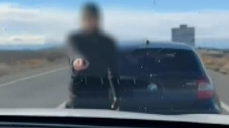 El joven que está siendo investigado por conducir de forma temeraria y amenazar a otro vehículo detuvo su vehículo y se bajó en medio de la carretera