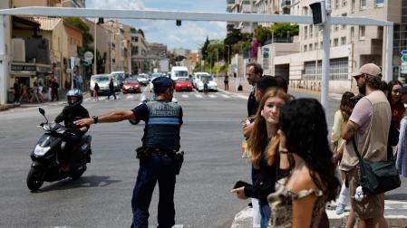 Un policía dirige el tráfico tras un corte de electricidad que azotó el sur de Francia en Cannes