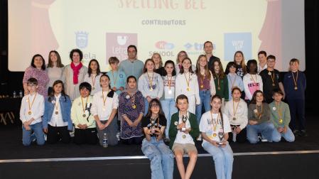 Sentados, de izquierda a derecha: Norlin Arab Habani, Miguel Varo Díez y Bianca Sara Bogan, junto al resto de participantes, organizadores y colaboradores del Spelling Bee Contest celebrado en Tudela