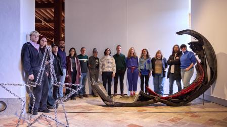 Los artistas que participan en la muestra, junto con profesionales del Centro Huarte y responsables del Ayuntamiento de Pamplona