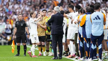 El banquillo en pie en el momento del cambio a un Luka Modric que se llevó la ovación de la tarde /