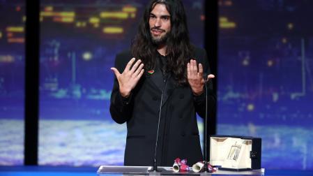 El director gallego Oliver Laxe agradece su premio como mejor diretor en Cannes por 'Sirat'
