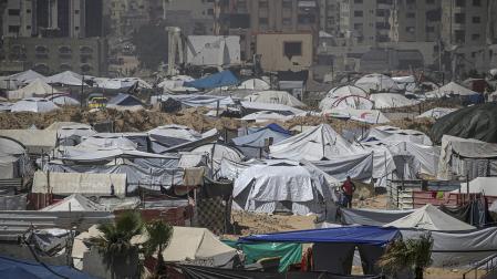 Tiendas de desplazados palestinos desde el norte de Gaza