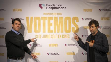 El director Santiago Requejo (izquierda) y el actor Raúl Fernández de Pablo, el jueves 22 de mayo en los cines Golem Baiona de Pamplona