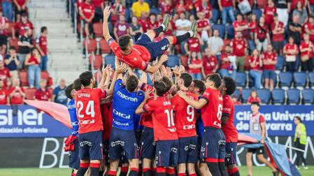 Los jugadores de Osasuna mantean a Unai García