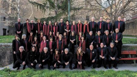 Foto de familia de los integrantes de la coral Tubala Uxoa de Tafalla
