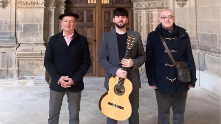 Desde la izda., José Javier Aguinaga, tesorero de la asociación; Mirko Zanotti, profesor de guitarra clásica en la escuela de música de Estella y promotor del festival; y Javier Luna, miembro de la asociación y promotor también del festival; en el Monasterio de Irache /