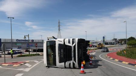 Imagen del camión volcado en la entrada a Tudela