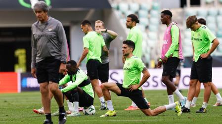 Entrenamiento de los jugadores del Betis con Manuel Pellegrini pensativo en la previa al choque de final de la Conference League contra el Chelsea /