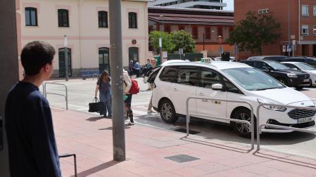 Usuarios del servicio de taxi en la estación de tren de Pamplona.