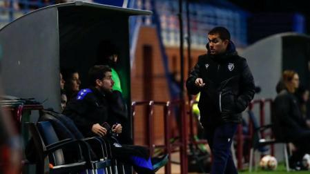 Ekaitz Irujo conversa con Jabi Gallego, sentado