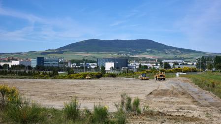 Maquinaria trabajando ayer sobre el terreno donde se asentará el nuevo parking para el público en general. j. p. urdíroz