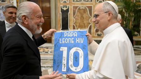 El presidente del Nápoles, Aurelio De Laurentiis, entrega una camiseta firmada al papa León XIV