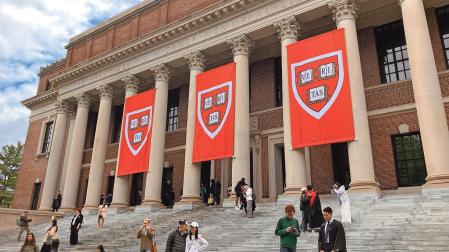 Alumnos y visitantes frente a la biblioteca central de la Universidad de Harvard en Cambridge, Massachusetts (EE UU)