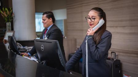 Recepcionistas en un hotel