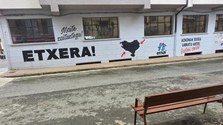 pintadas a favor de la vuelta de los presos de ETA, la independencia y el socialismo en la fachada lateral de la biblioteca