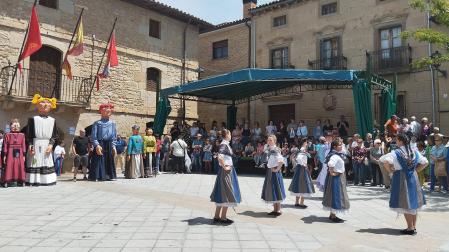 Danzas tradicionales durante un momento de la fiesta /