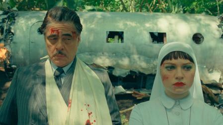 Fotograma de la película 'La trama fenicia', de Wes Anderson cuyo protagonista es Benicio del Toro