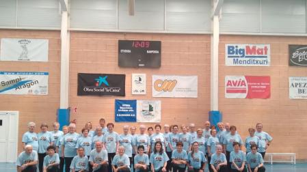 Participantes en el Día de la Gimnasia de ayer en el polideportivo de Santesteban.